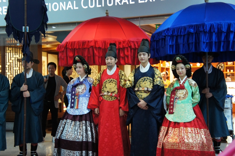 ソウル (仁川国際空港) 到着。仁川空港では乗り継ぎだったが、乗り継ぎロビーにもduty free shopがたくさん。 数も多く、さらに民