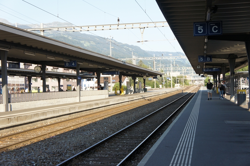 Sargansの駅のホーム。この写真だと日本とあまり変わらないけど、駅には改札とかなし。 駅員さんはいるけど、切符とかは見せなくてOK。基