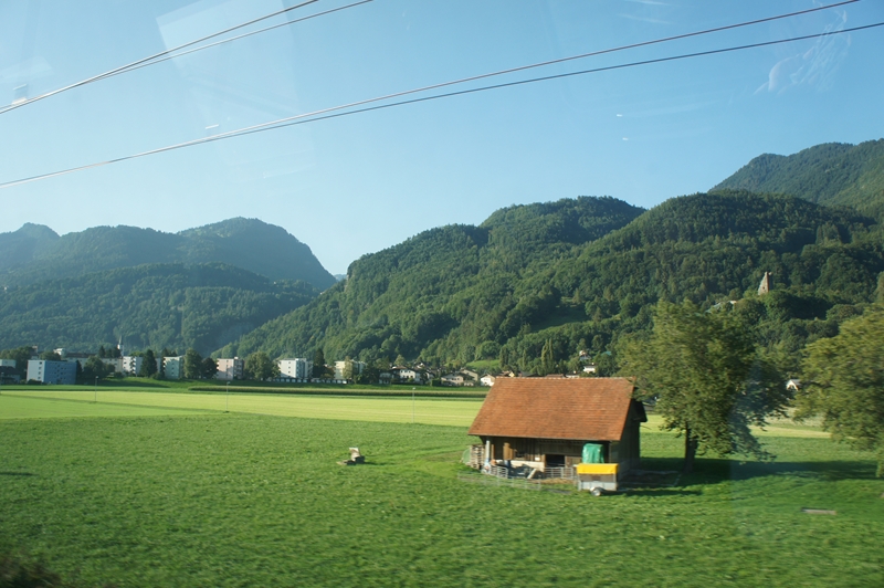 サルガンズからマイエンフェルトに向かう電車にて。 きれいな牧草畑?や山が広がる。