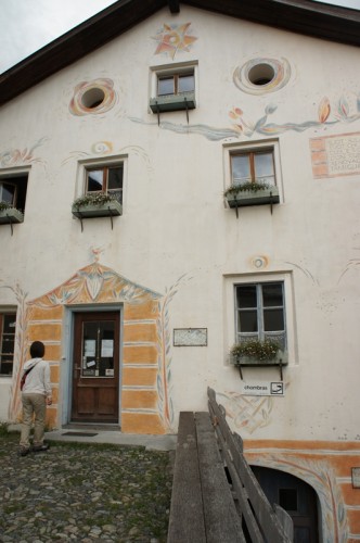 今回の旅でグアルダに行ってみたいと思ったのは上の写真のような家がたくさんあって、この町並みを見たいから。 このペイント、家の壁を彫って色づけ