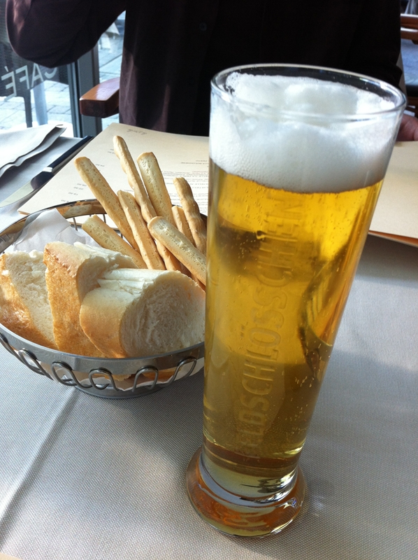 とりあえずビールを注文。パンとスティックがつく。