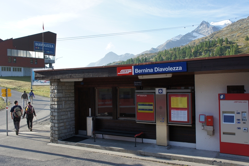 途中駅のBernina Diavolezza。奥にロープウェイが見える。 この駅のことは知らなかったけど、結構降りる人がいた。地元では有名な