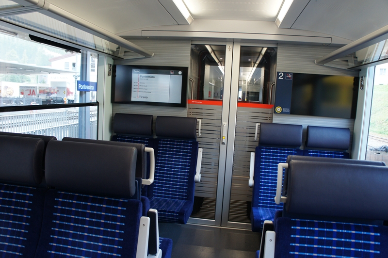 電車の中。シートは結構きれい。朝だからがら空き。 1車両に数名いなかった。快適。