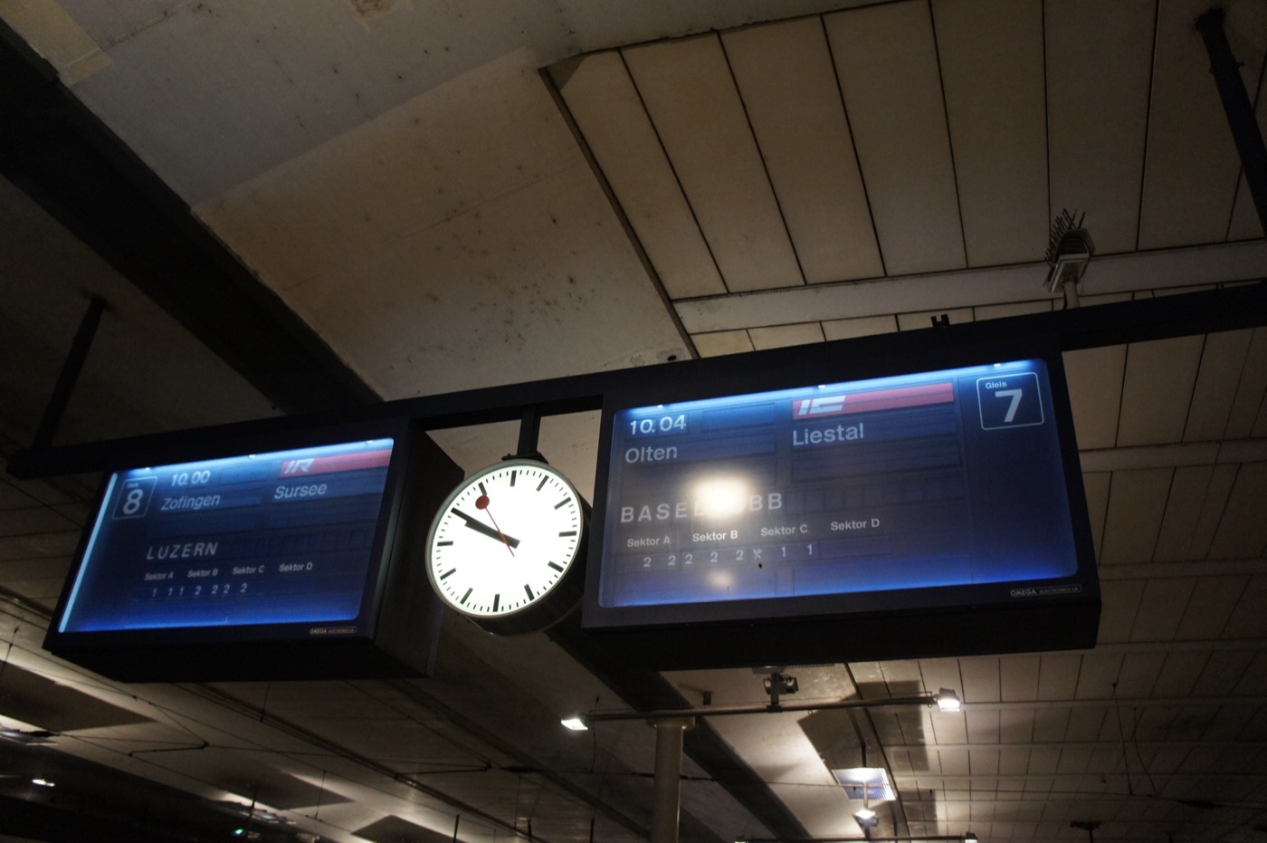 列車を乗り継いで、ベルン中央駅に到着。ホームの発車標には、8番線から10時00分発ルツェルン(LUZERN)方面、7番線から10時04分発バ