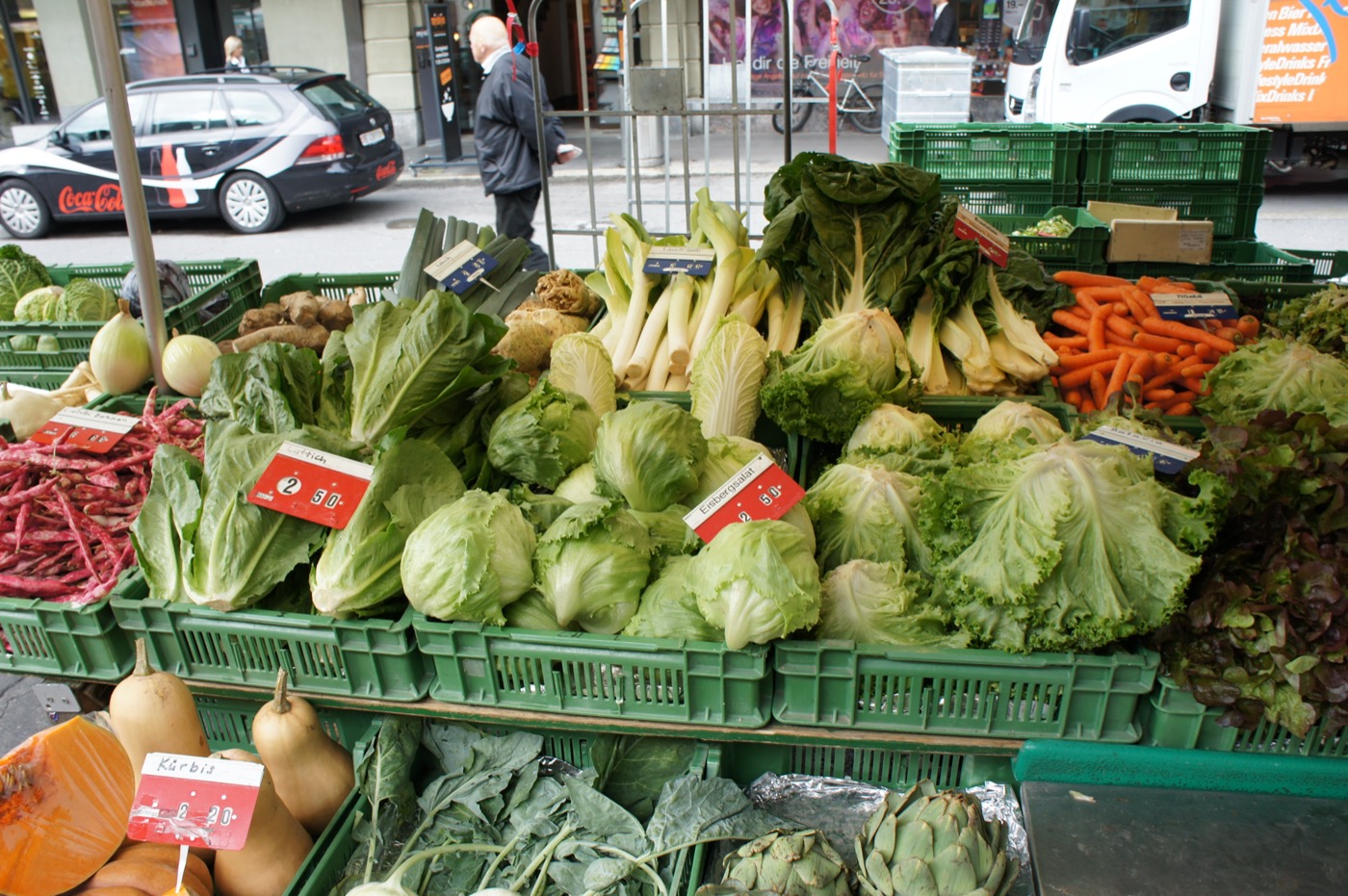 こちらは葉物中心の八百屋。レタス各種(Eisbergsalat, Lattich)、長ねぎ、人参、うずら豆、奥にかぼちゃ。手前左のかぼちゃに