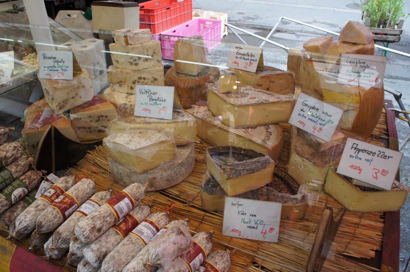チーズの屋台は、やっぱりスイスらしい主役。グリュイエール(Gruyère)、エメンタール(Emmentaler)、アッペンツェラー(Appe