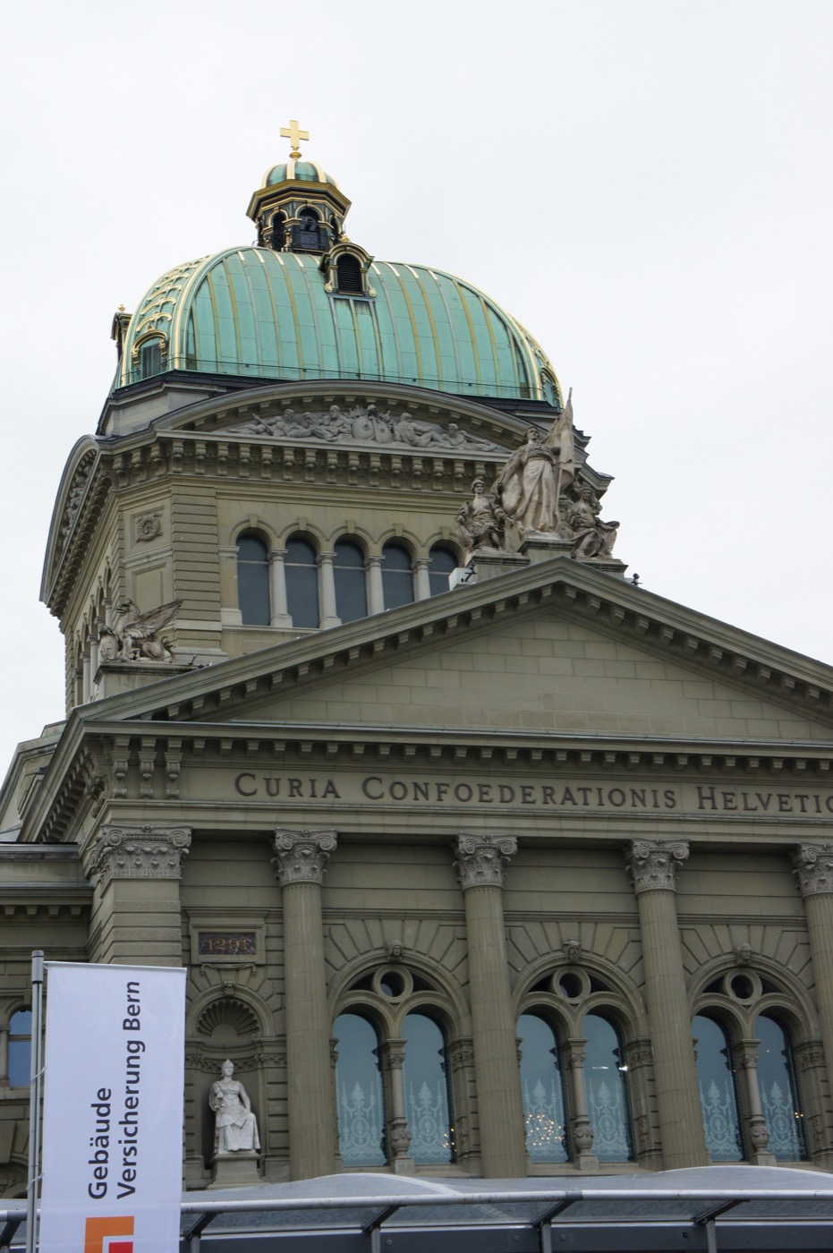 連邦議事堂(Bundeshaus)。スイス連邦政府と国会が入る、いわば国の中枢だ。正面には「CURIA CONFOEDERATIONIS H