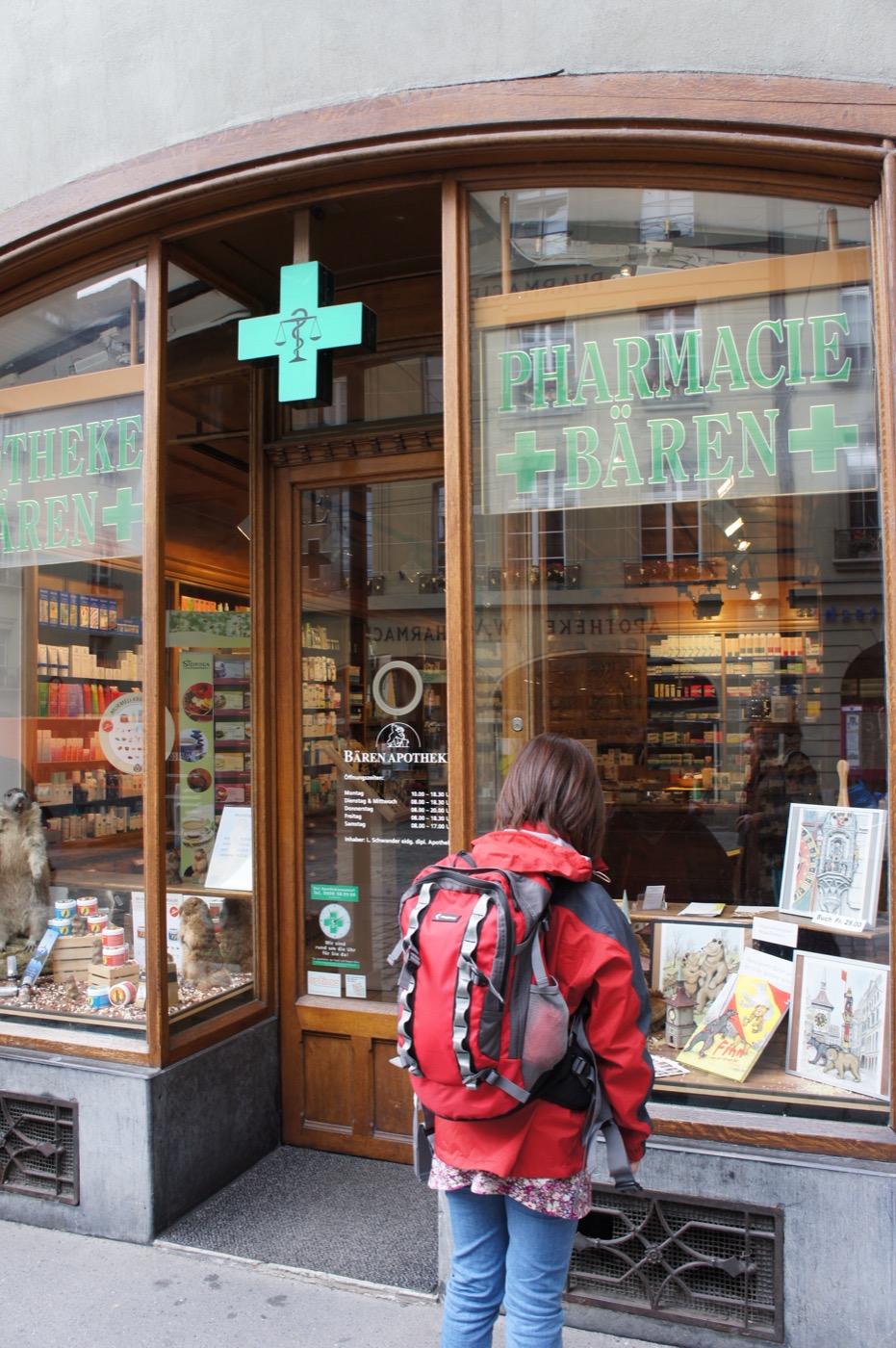 まず立ち寄ったのは、旧市街の角にある老舗の薬局「Bären Apotheke(ベーレン=熊薬局)」。「PHARMACIE BÄREN」の緑の