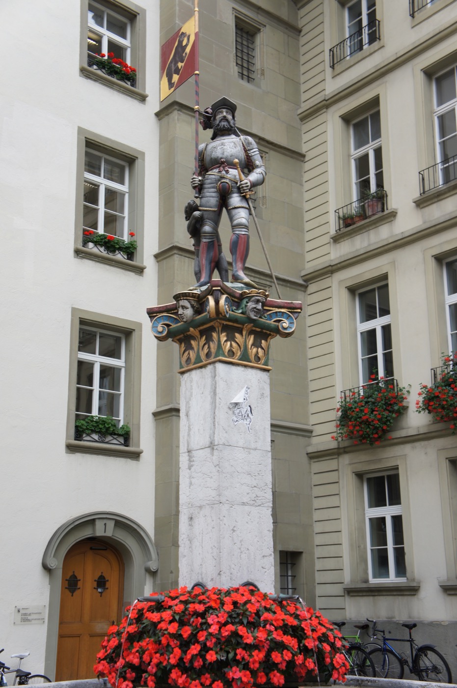 州庁舎の前に立つ「旗手の泉(Vennerbrunnen)」。銀色に輝く甲冑を身にまとい、片手に旗ざお、片手に剣を持った騎士の像だ。足もとには