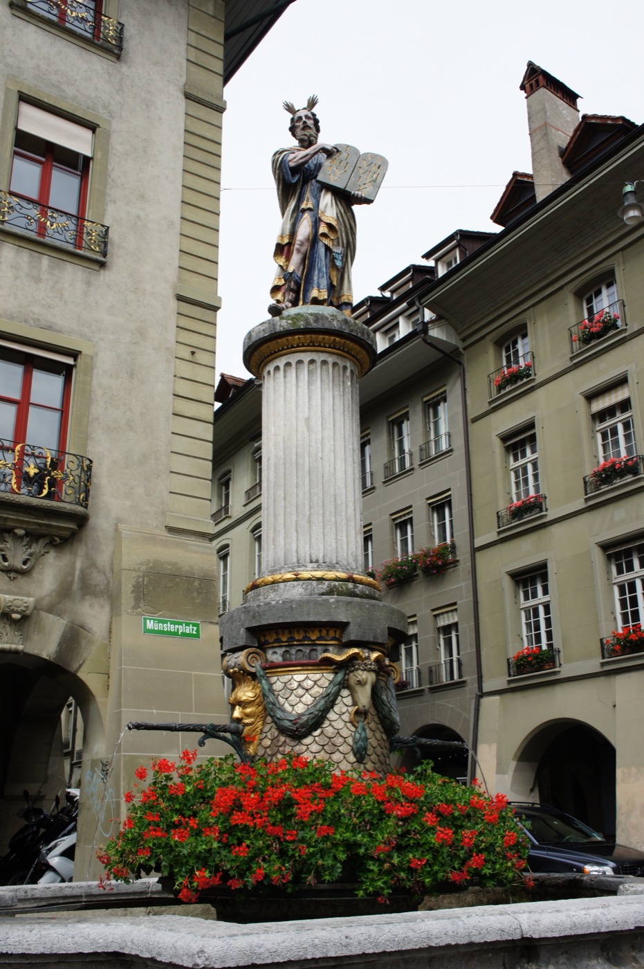その大聖堂前の広場、ミュンスター広場(Münsterplatz)に立つ「モーゼの泉(Mosesbrunnen)」。十戒を刻んだ石板を抱え、指