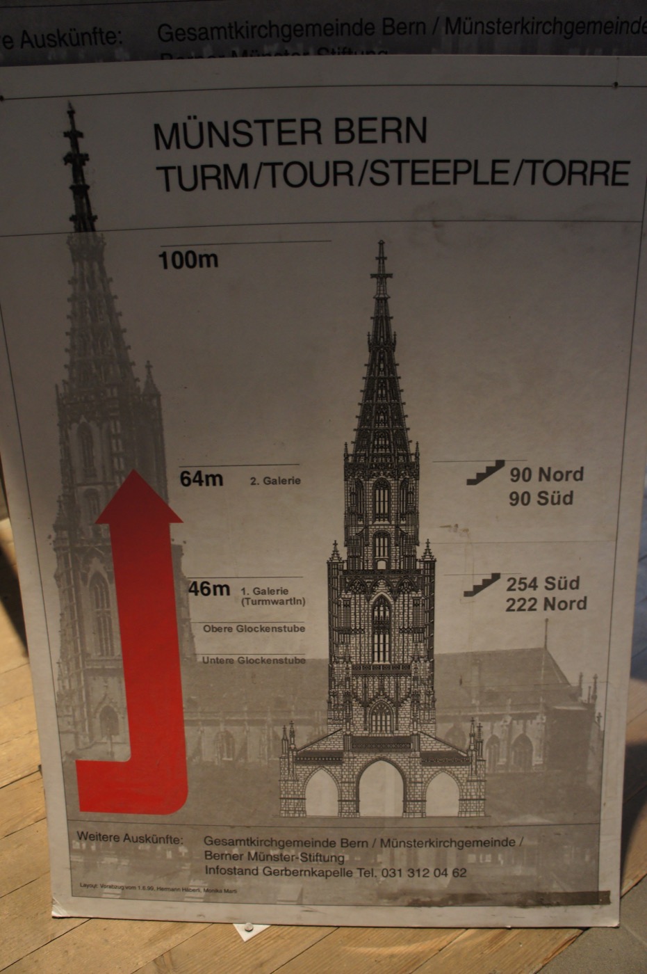 塔の入口にあった案内板。「MÜNSTER BERN 塔(Turm/Tour/Steeple/Torre)」。図によると、塔の高さは100m。