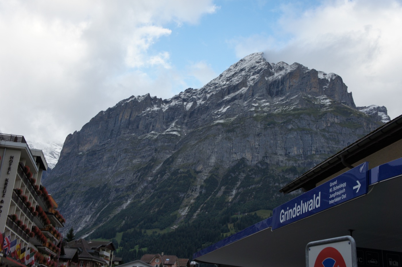 乗り継いで、夕方、宿のあるグリンデルワルト(Grindelwald)へ帰ってきた。駅を出ると、正面にヴェッターホルン(Wetterhorn)