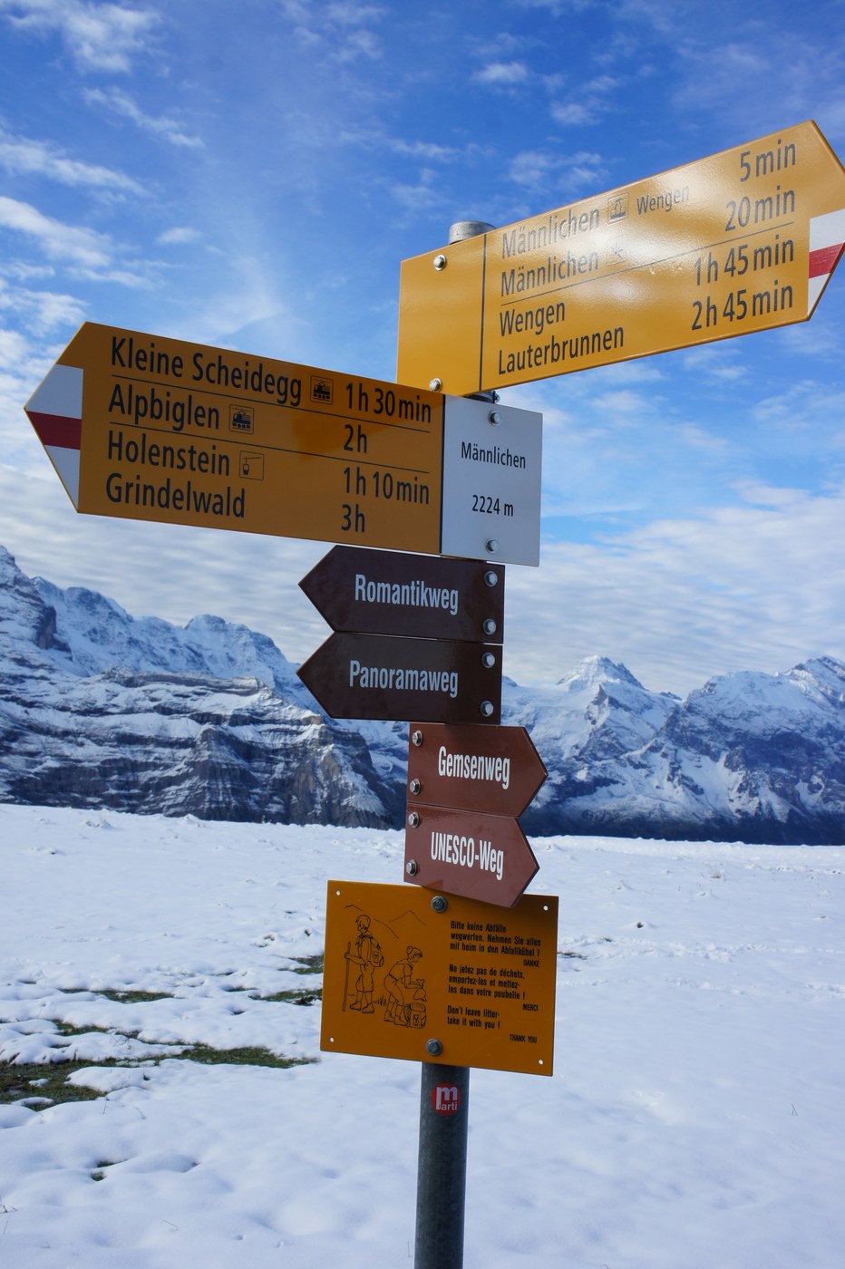 メンリッヒェンの尾根に到着。道標には Kleine Scheidegg、Wengen、Lauterbrunnen の文字。あたりは前夜に降っ