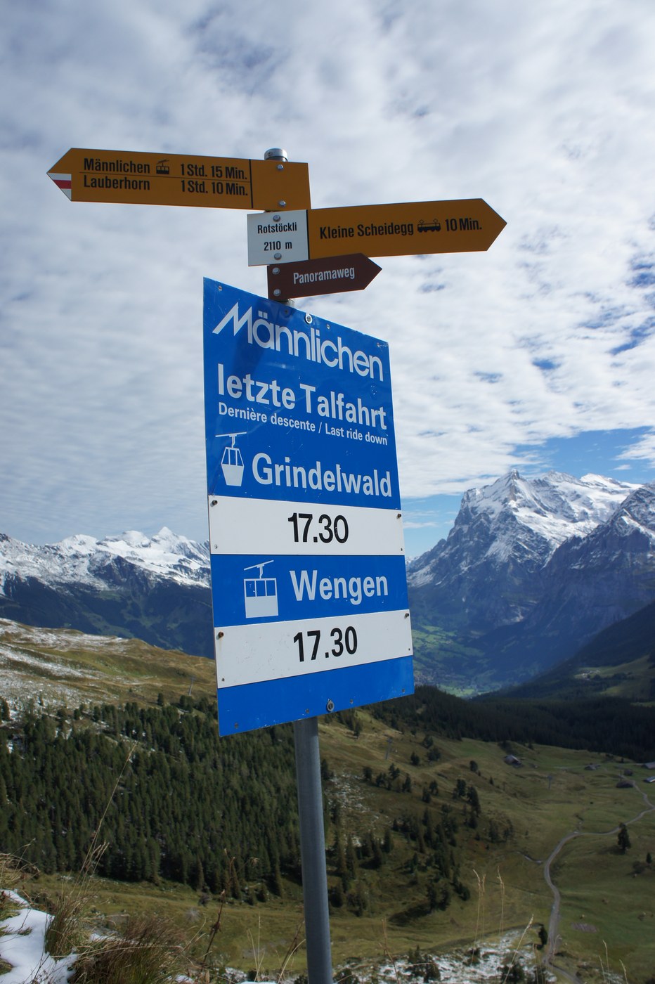 「letzte Talfahrt（最終下り便）Grindelwald / Wengen 17.30」。ロープウェイの案内看板。帰りの時間を頭