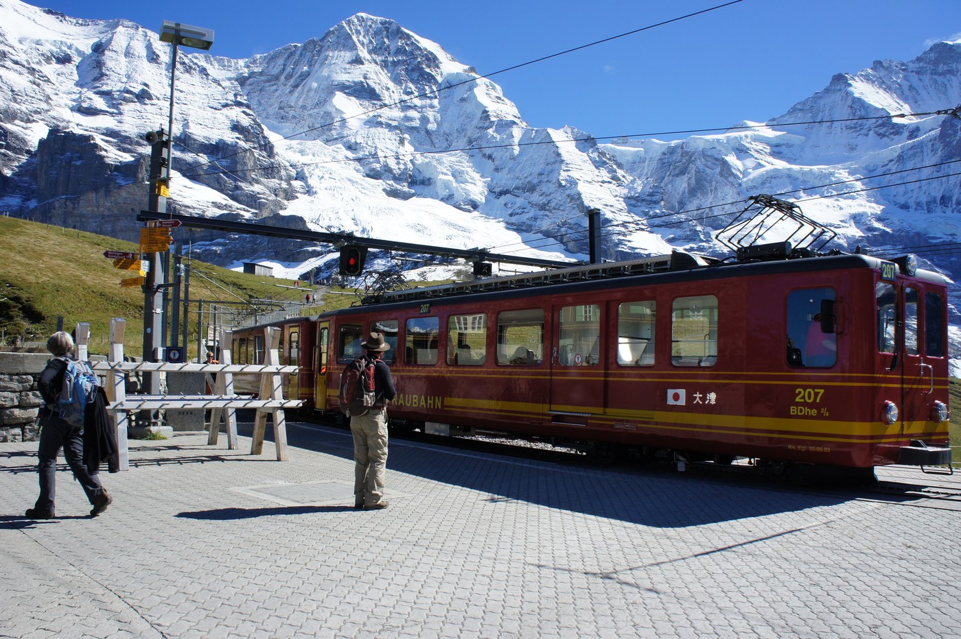 ホームには、また赤いユングフラウ鉄道の車両。ここで、グリンデルワルト方面へ戻る列車に乗り換える。