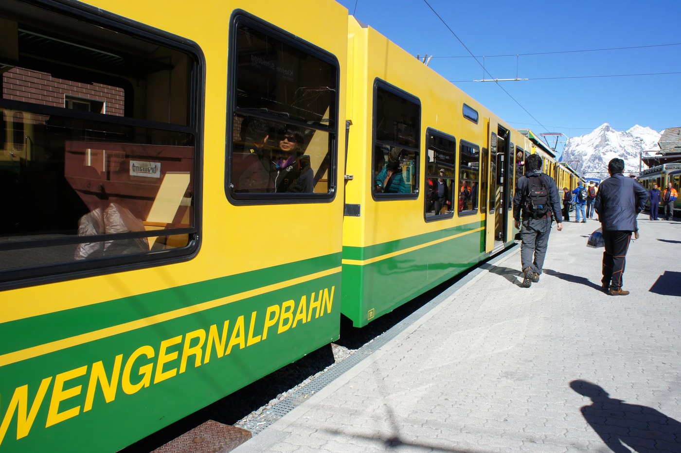 帰りは黄色いヴェンゲルンアルプ鉄道(WENGERNALPBAHN)で。世界最長のラック式登山鉄道の一部で、急な斜面をゆっくりと下っていく。