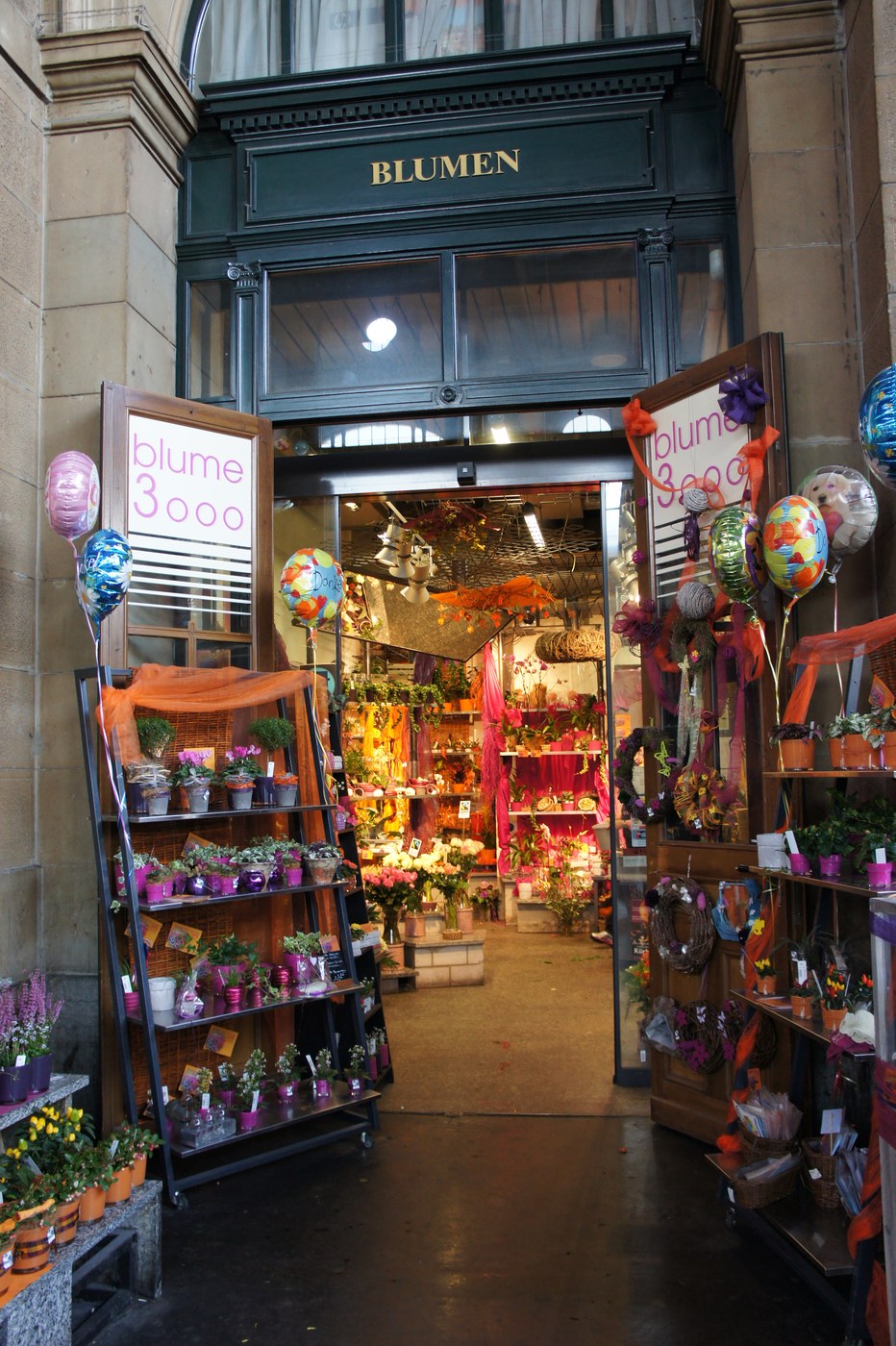 「BLUMEN(花)」の店先。色とりどりの花束が所せましと並んでいた。ここで、友人へのお花を一束。