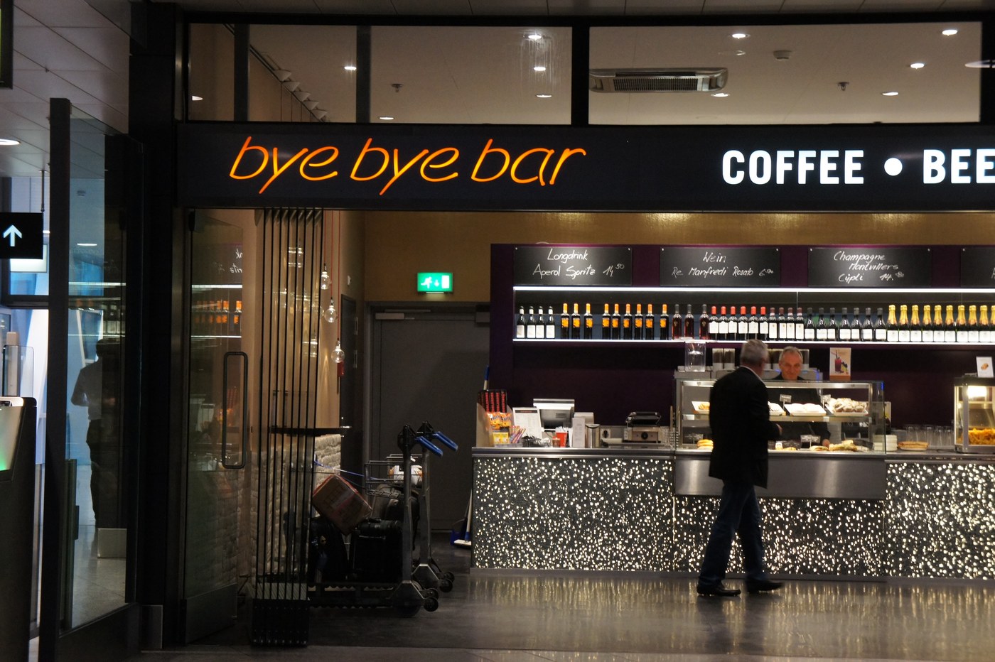 そして翌9月16日。チューリッヒ空港で、帰国の途に就く。搭乗前に「bye bye bar」で一息——その名前が、なんだかこの旅の締めくくりに