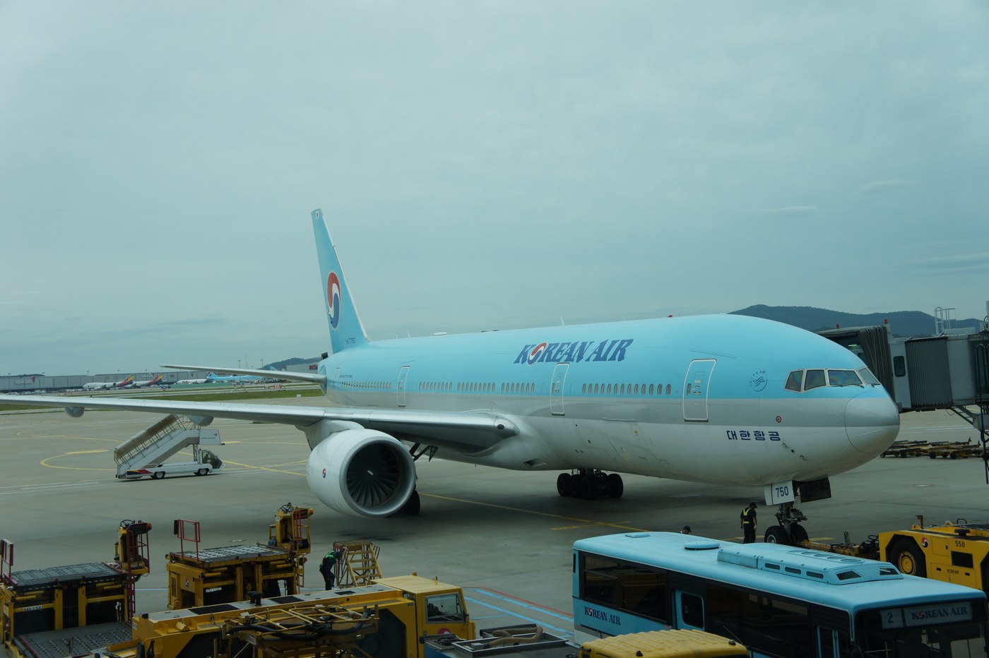 搭乗するのは、KOREAN AIRのボーイング777。この大きな翼に乗って、スイスを後にする。氷河特急に、山あいの小さな村、ベルンやルツェル