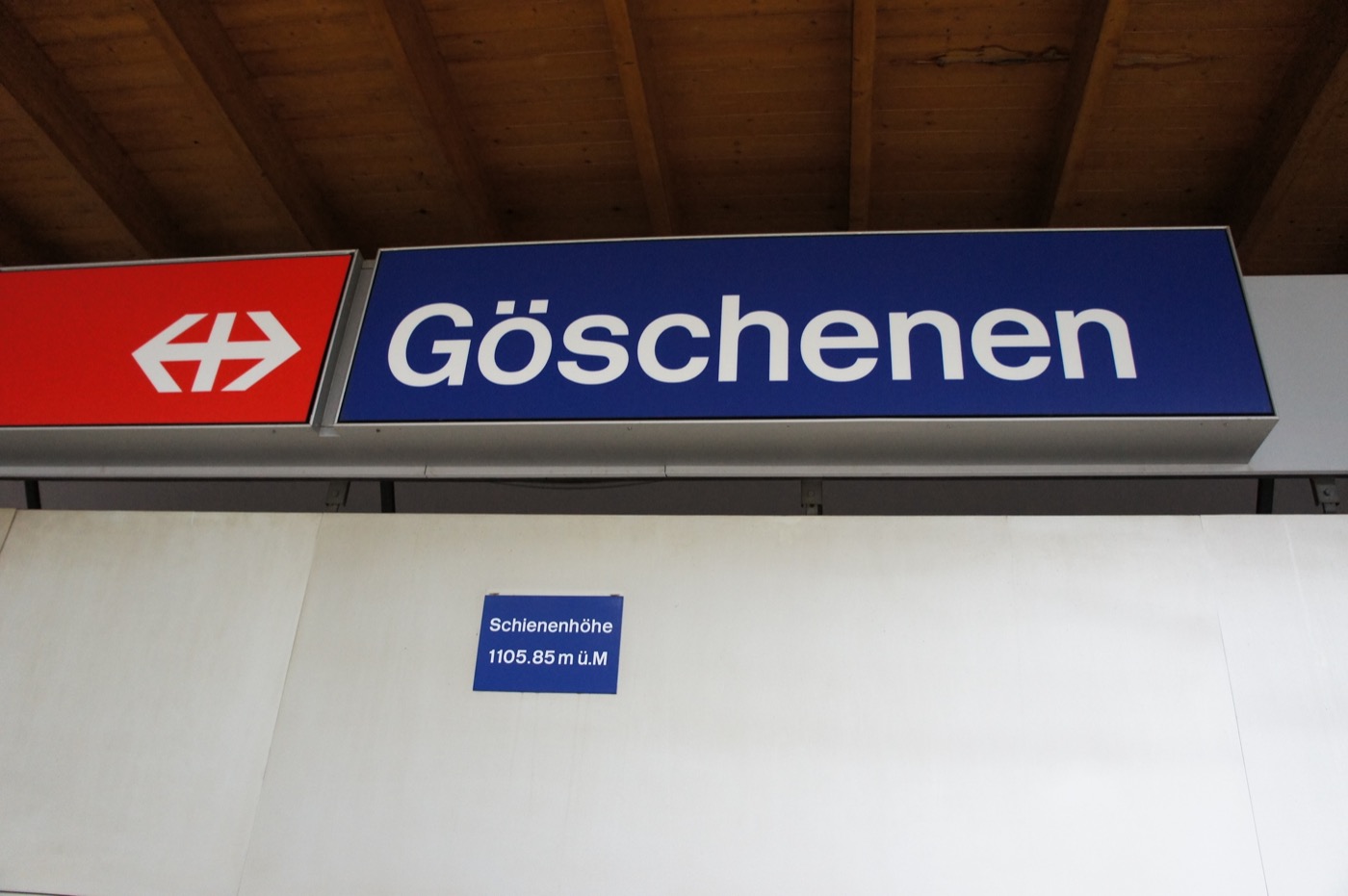 まずは登山鉄道でアンダーマットから峠を下り、ゲッシェネン(Göschenen)の駅へ。標高1105.85mの表示。ここはゴッタルド鉄道トンネ