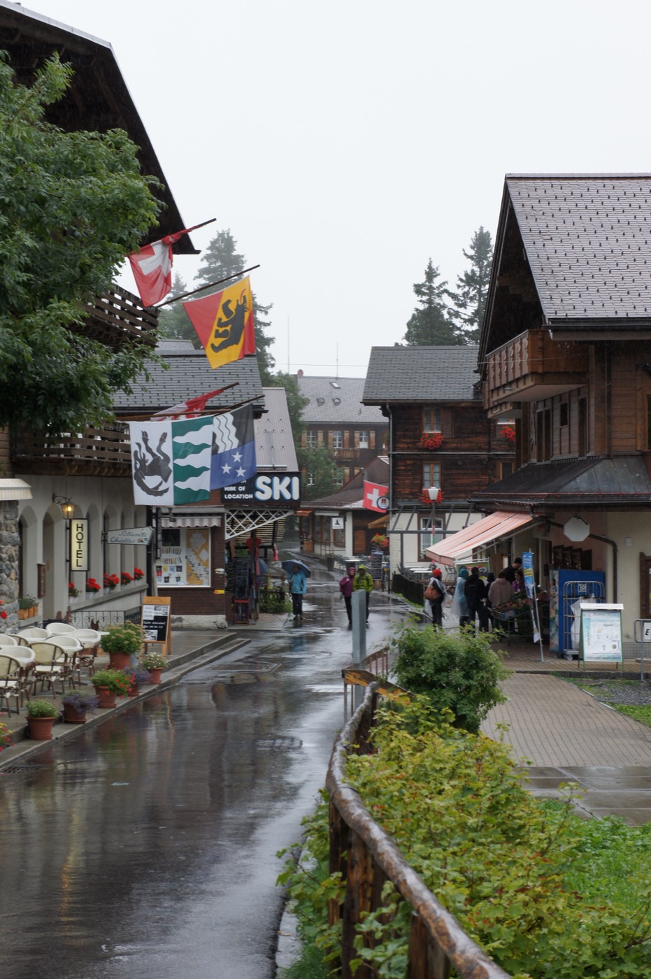 インターラーケンから列車とケーブルカーを乗り継いで、崖の上の村ミューレン(Mürren)へ。車が入れない静かな山上の村だ。あいにくの雨で、石